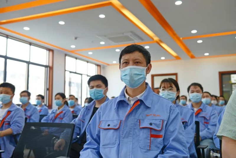 庆祝“五一”国际劳动节暨劳动模范表彰大会隆重召开